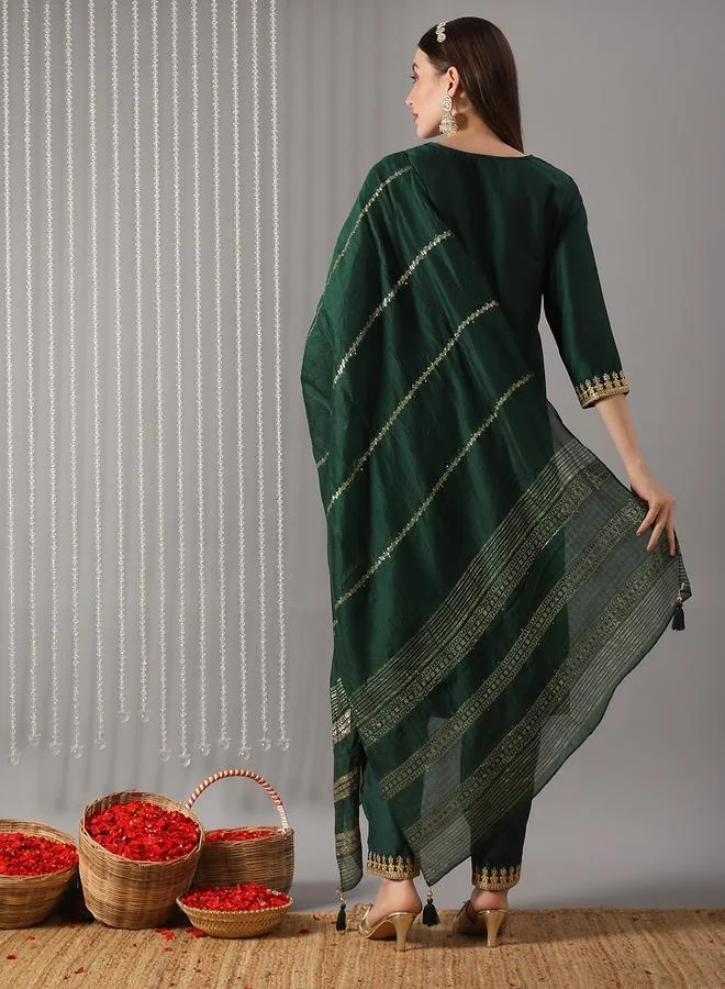 جلو باص مجموعة من كورتا بتطريز على الصدر مع بنطال ووشاح